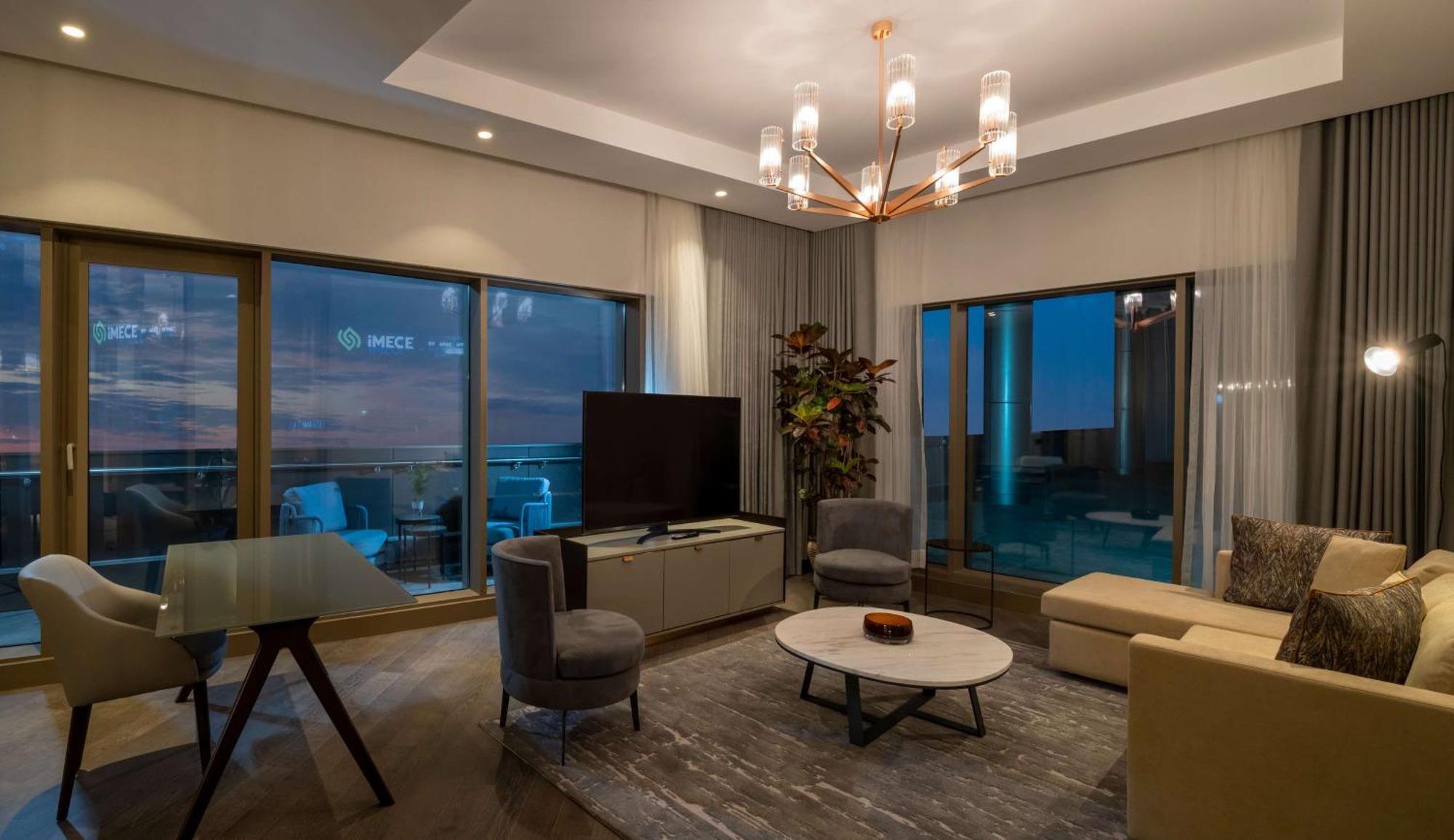 Hilton Mall Of איסטמבול מראה חיצוני תמונה A living room in a suite at the Ritz-Carlton, DIFC