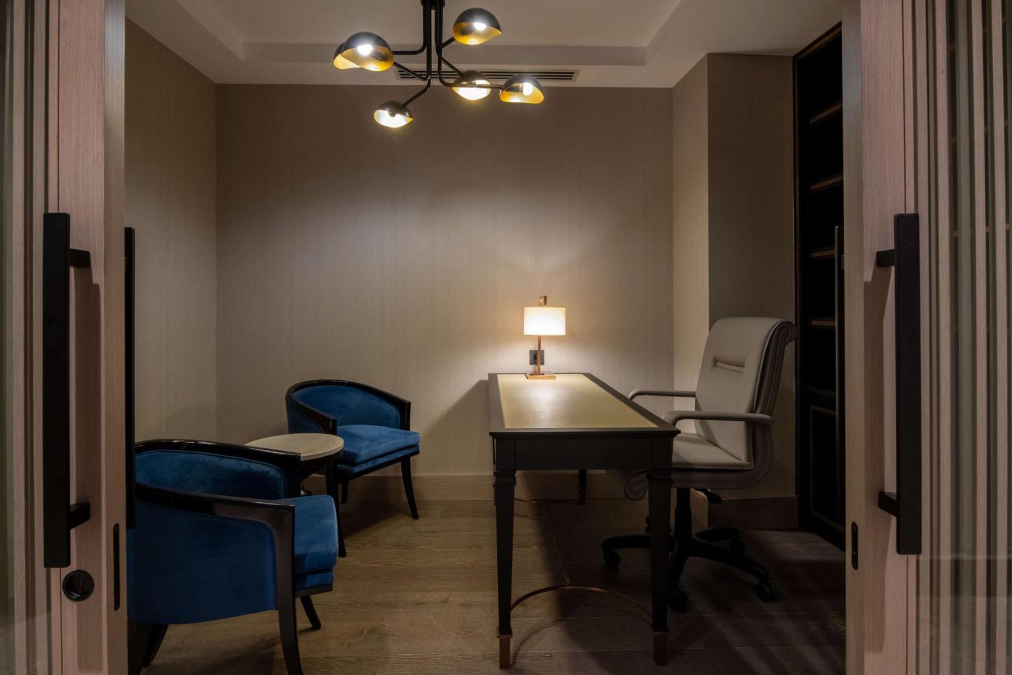 Hilton Mall Of איסטמבול מראה חיצוני תמונה The interior of the office of the President of the University of Novi Sad